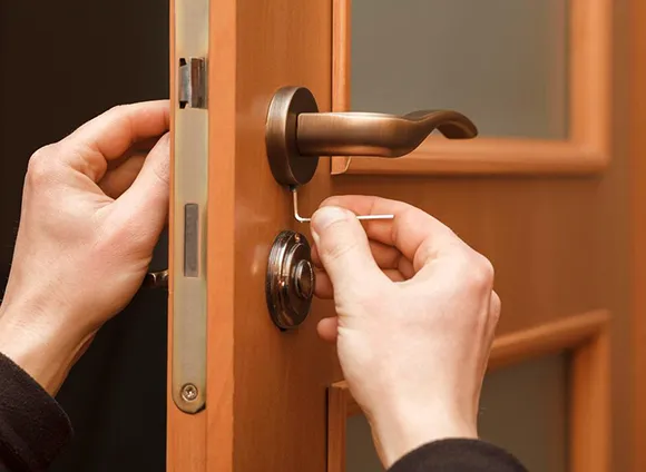 Experienced and licensed residential locksmith in Tualatin, OR offering lock installation, rekeying, and emergency services.
