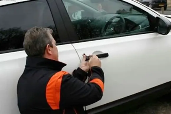 Quick automotive locksmith services in Tualatin, OR for car lockouts, key replacements, and key fob programming.